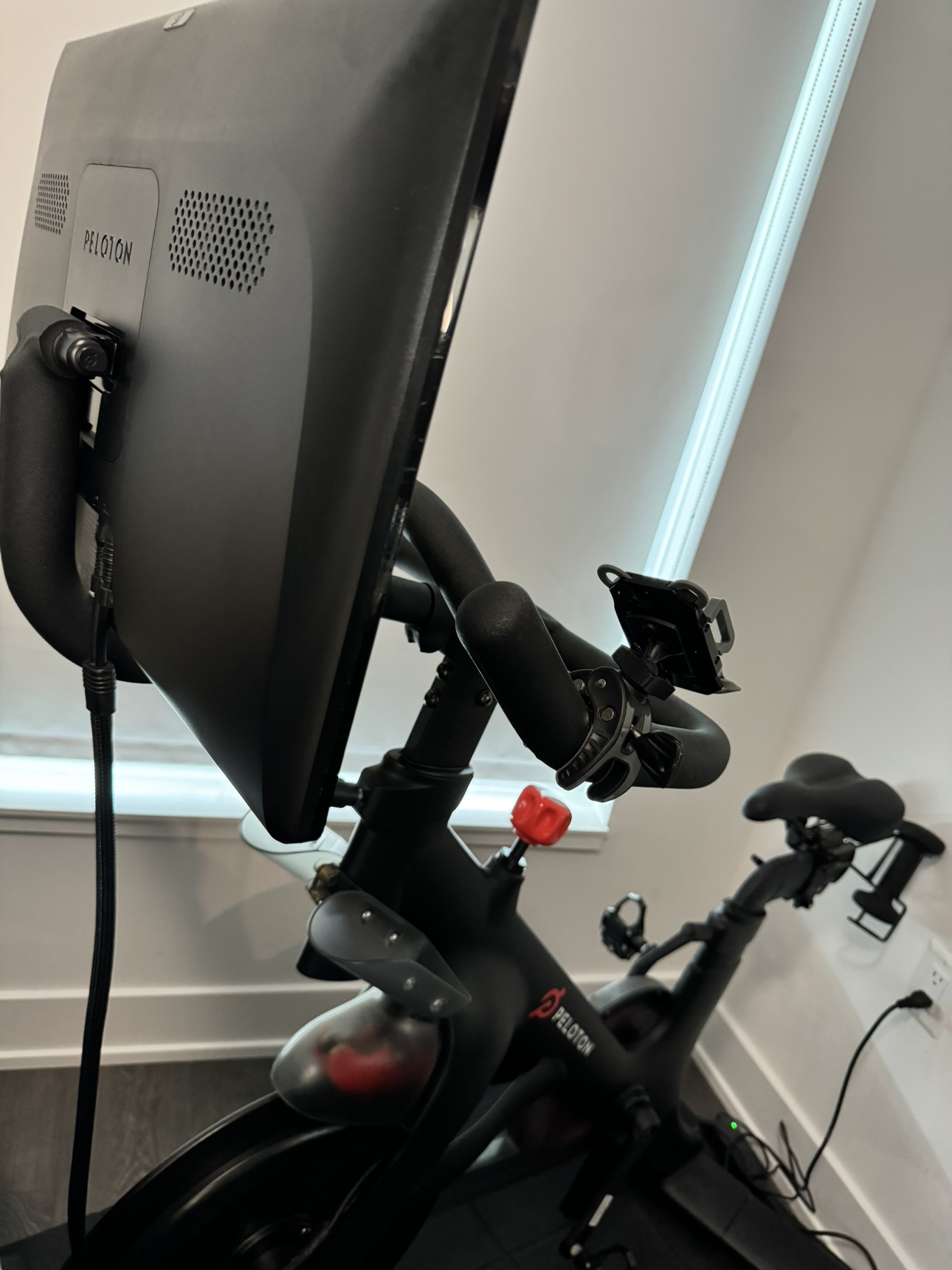 Peloton Bike 1.2 (+ weights + phone holder + mat + 41 shoes) thumbnail