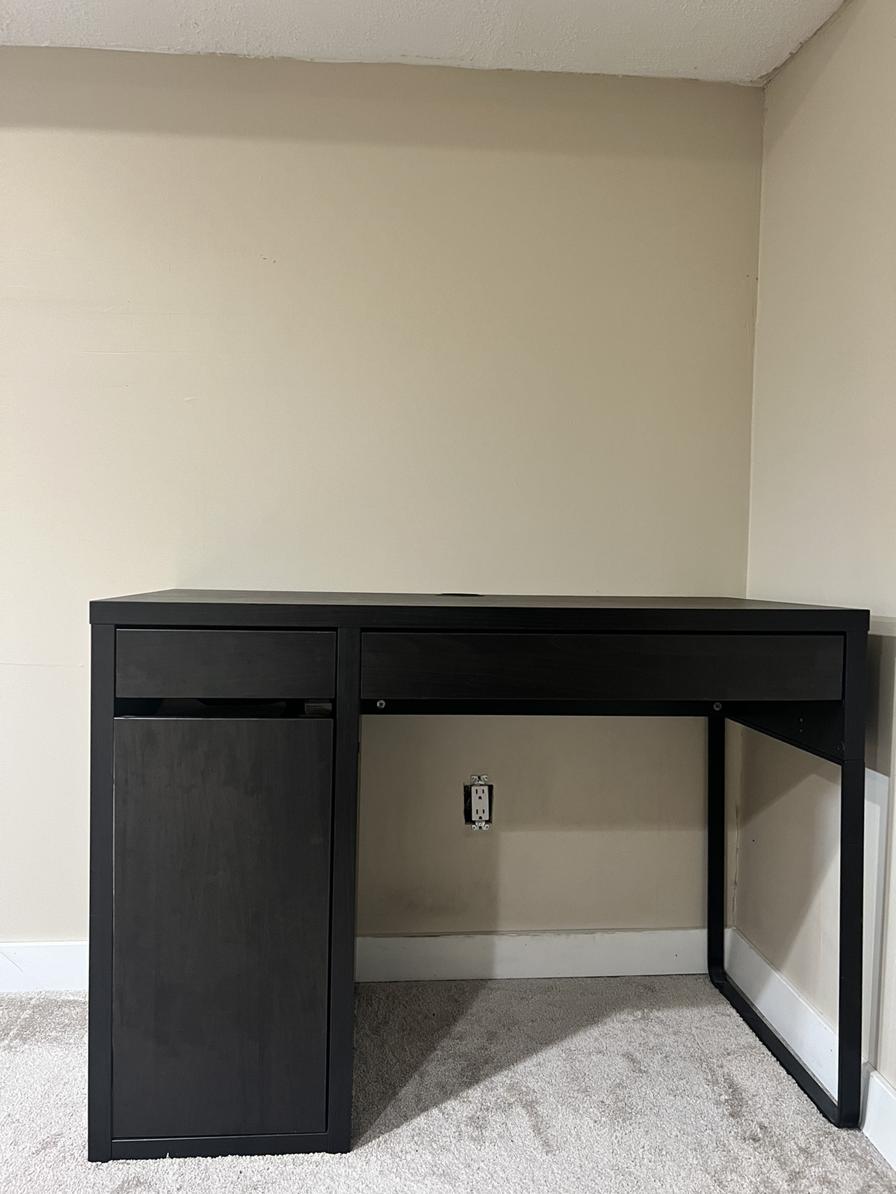 Desk - photo 2