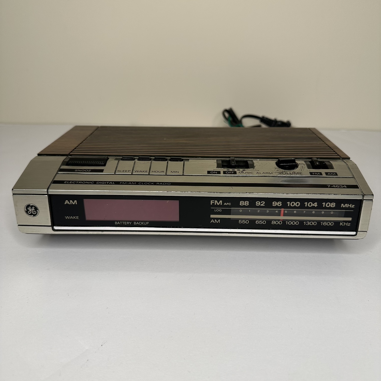 Vintage GE Digital LED AM/FM Clock Radio