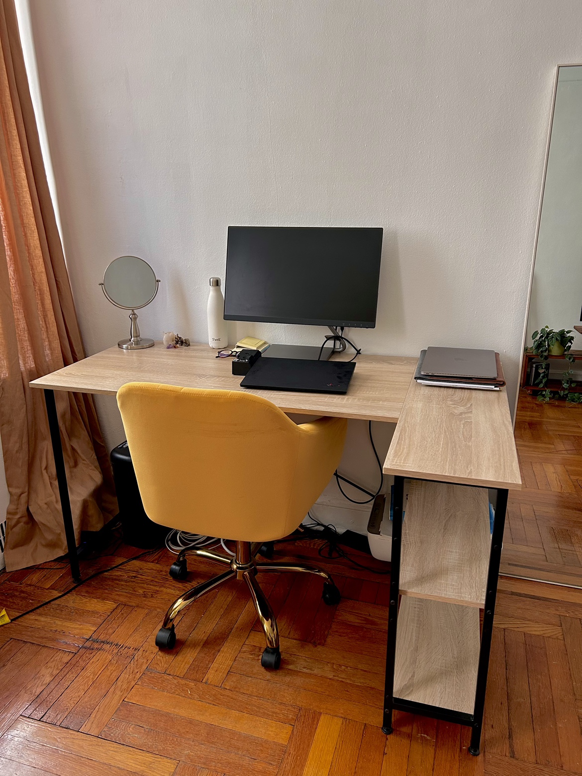 Desk - photo 2