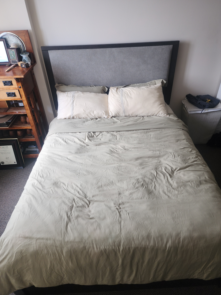 Queen sized bed frame - photo 3