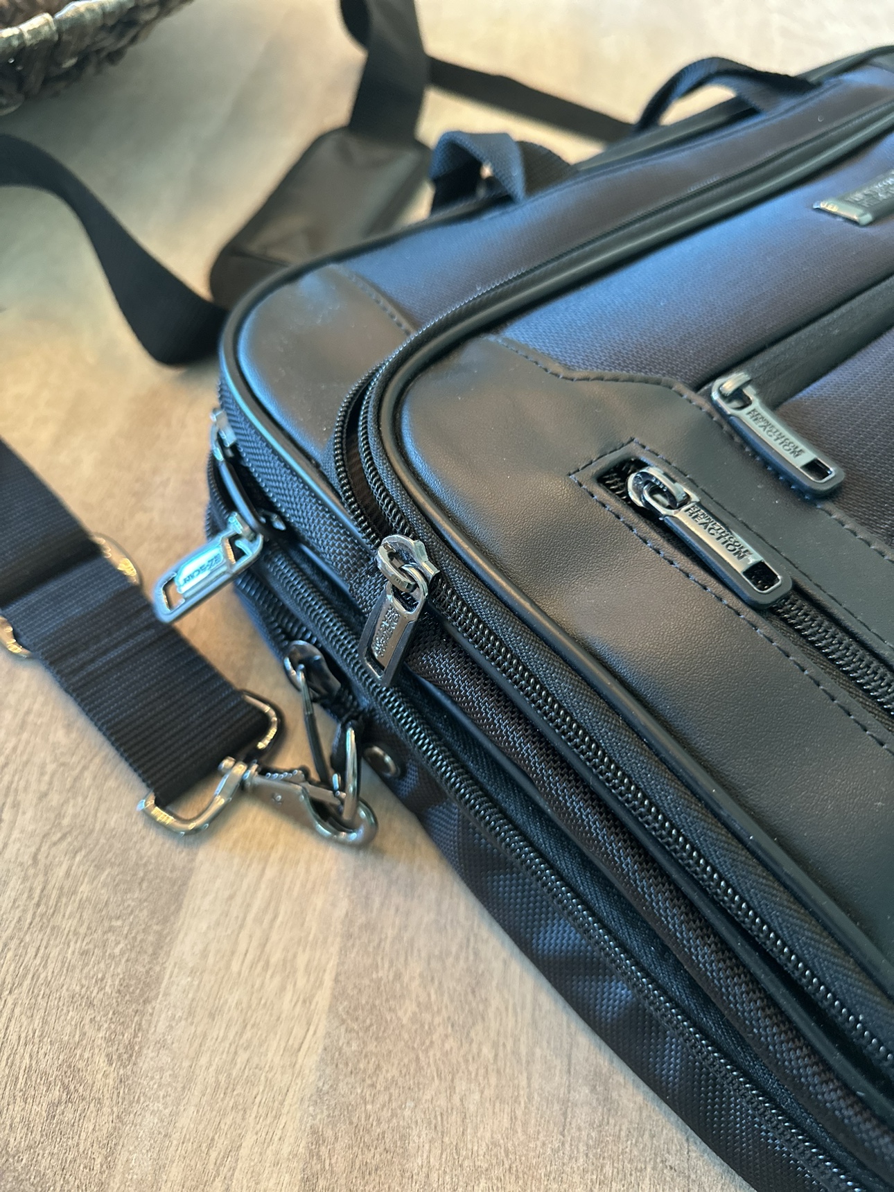 Kenneth Cole Black luggage case image indicator(9)