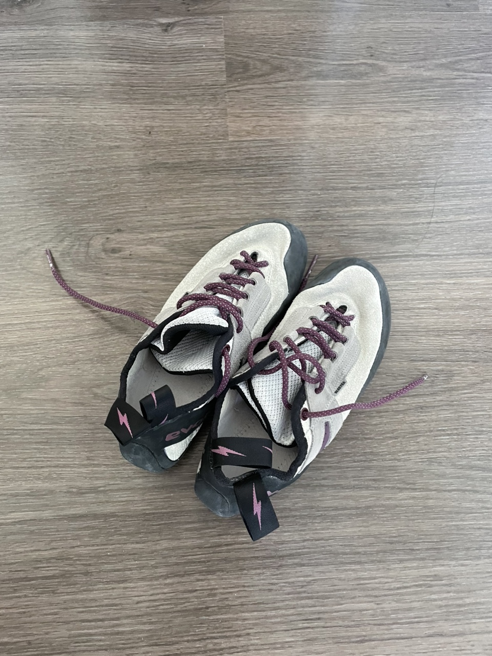 Climbing shoes women US7.5 image indicator(2)