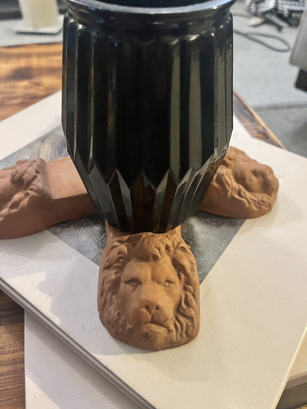 Planter lion head feet