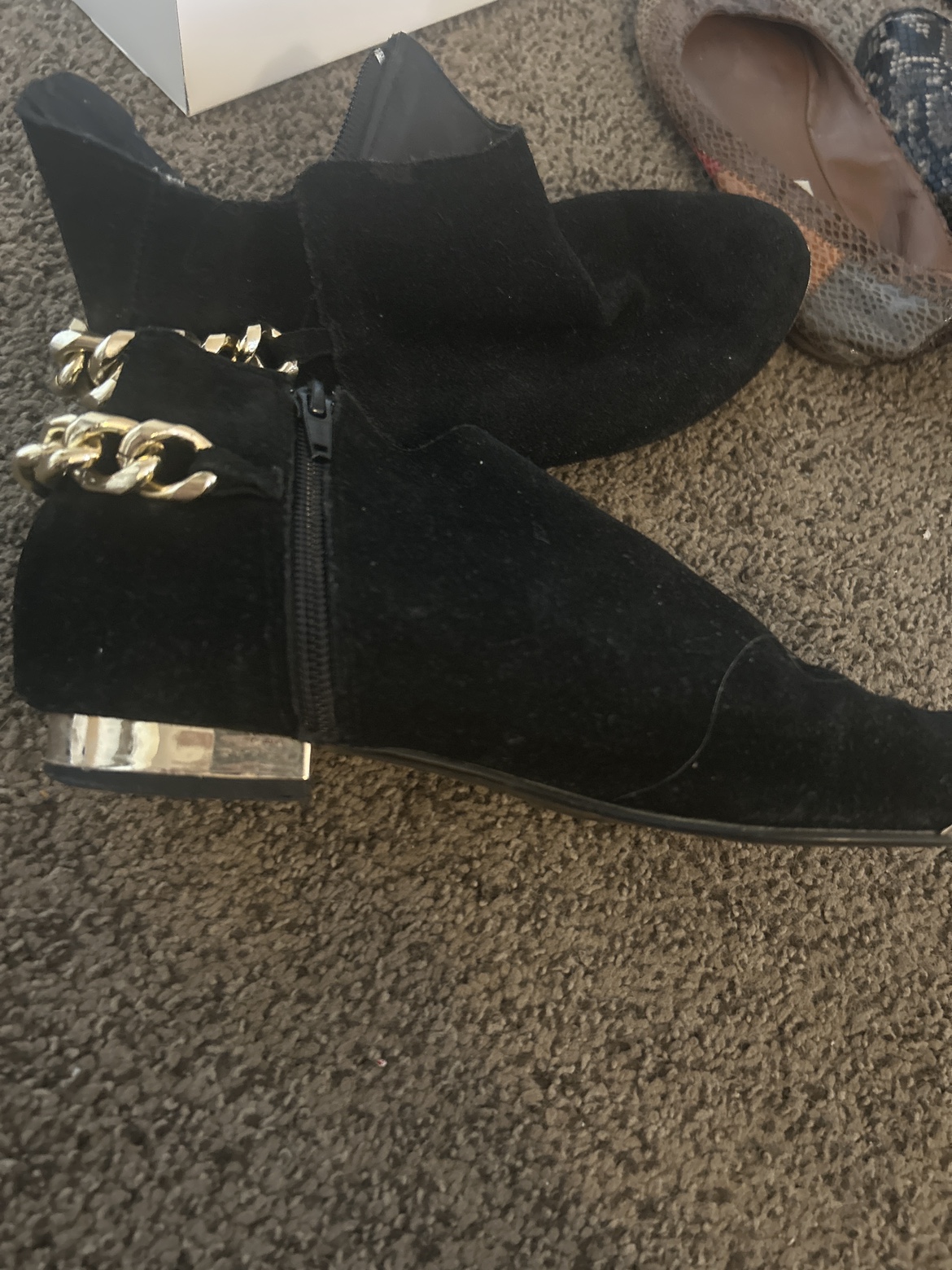 Ankle boots thumbnail