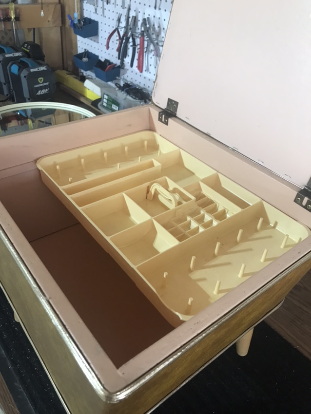 Vintage Sewing Box with legs - photo 4