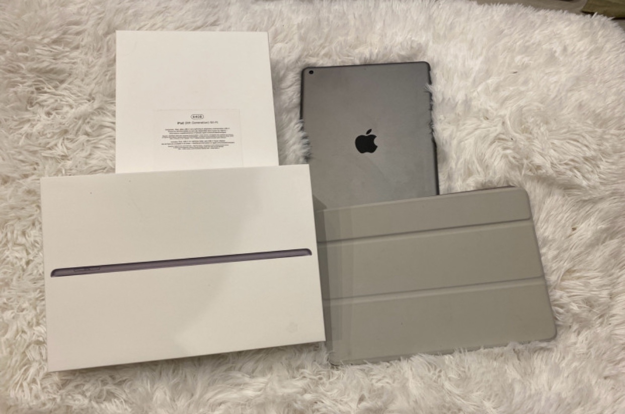 iPad 9th gen 64 gb with box