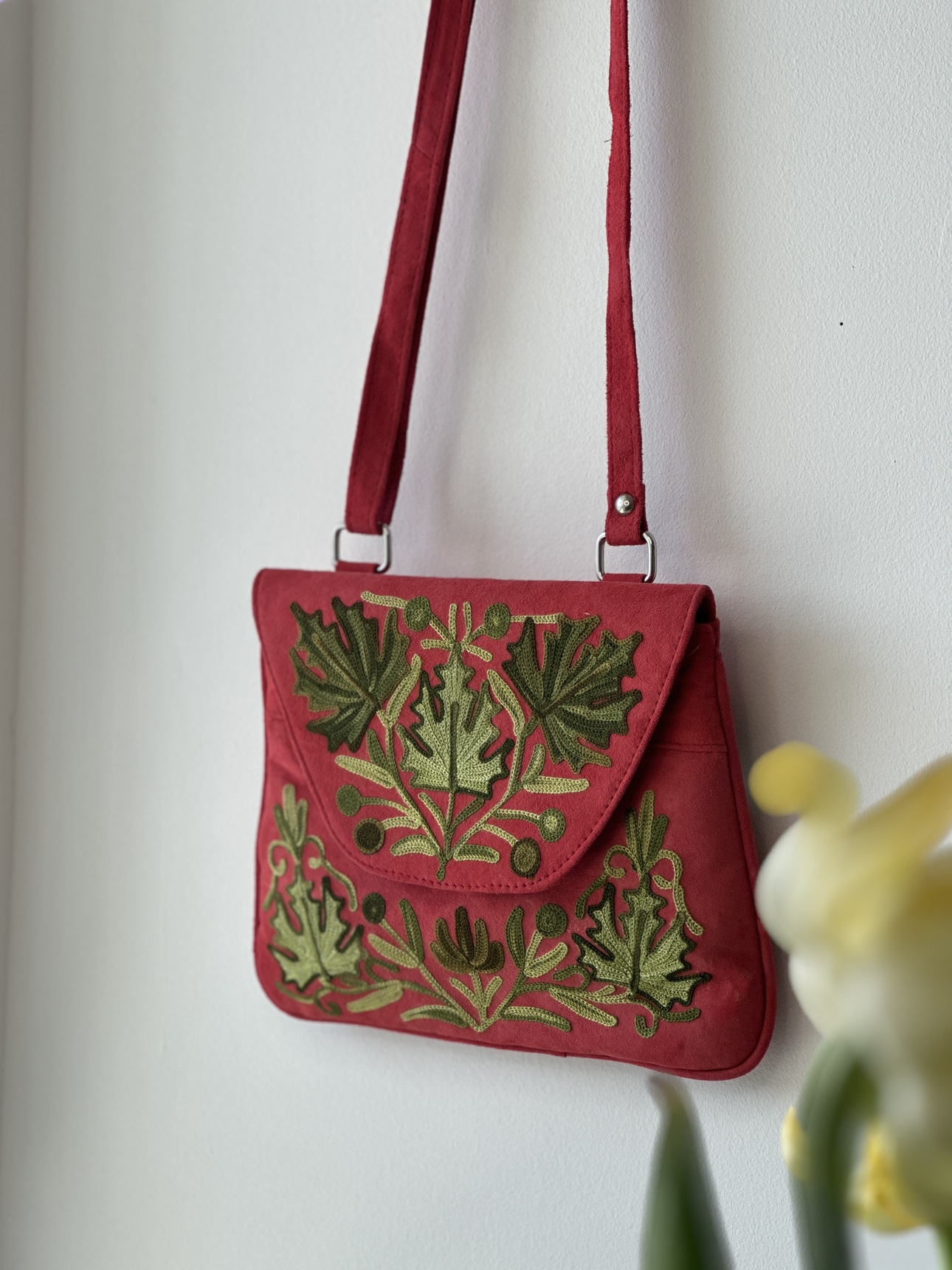 Handcrafted Kashmiri embroidered sling bag - photo 3