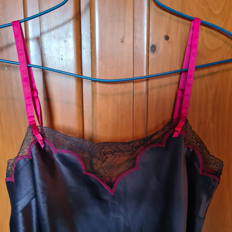 Grey lace nightdress with pink straps Darjeeling image indicator(2)