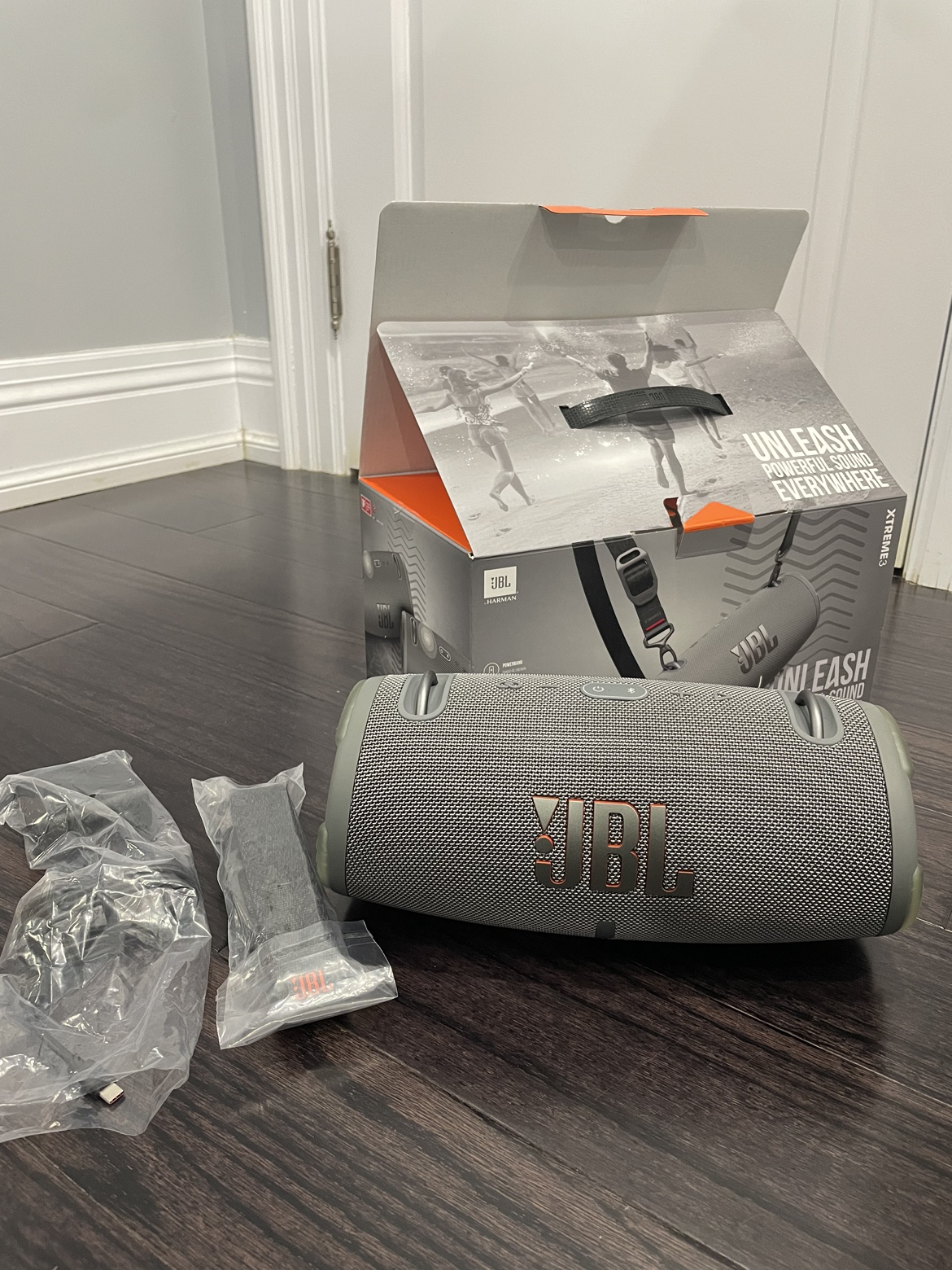 Like new JBL XTREME 3 All box set image indicator(2)