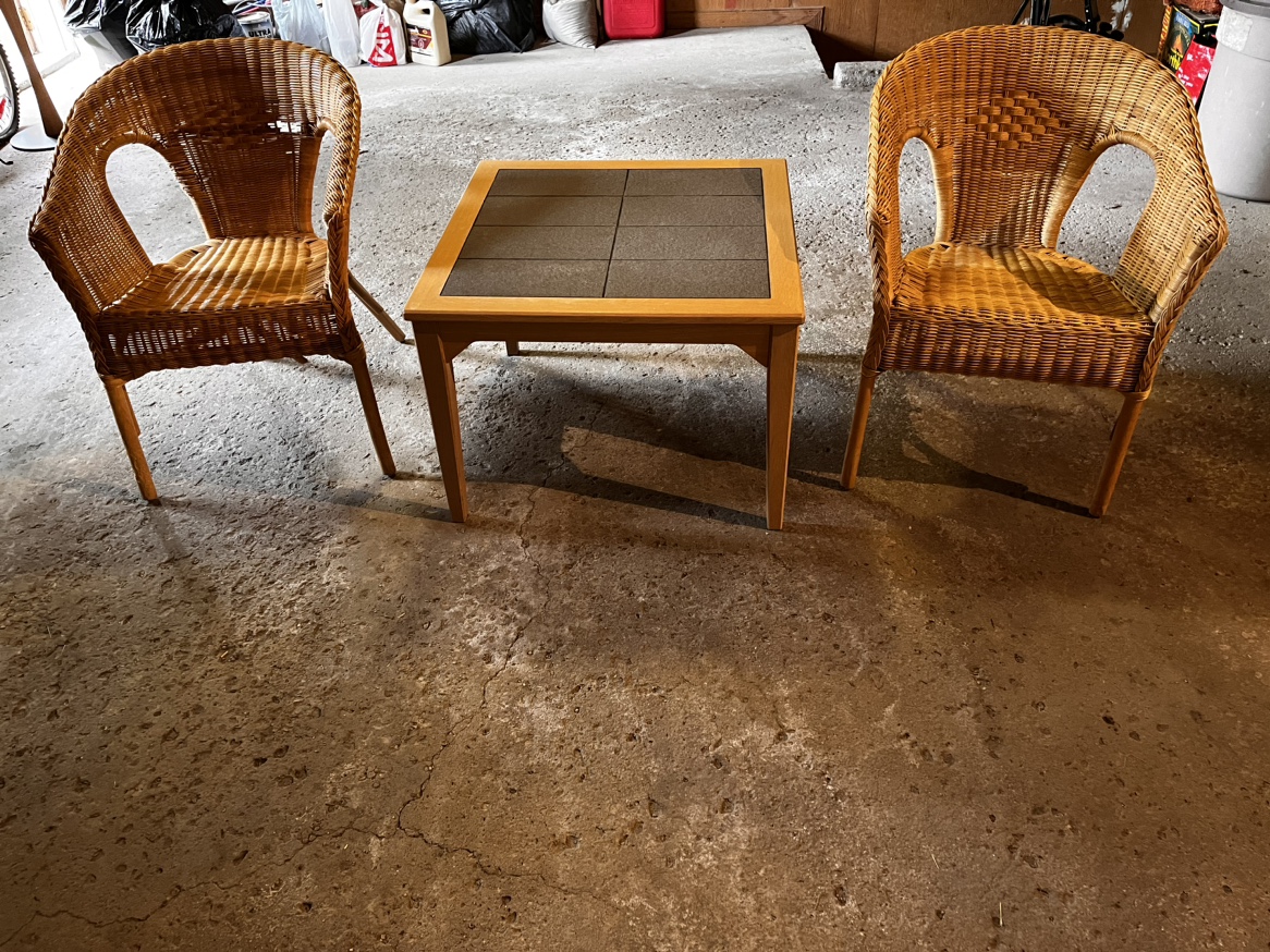 Solid wood coffee table with beautiful stain/heat resistant top - photo 2