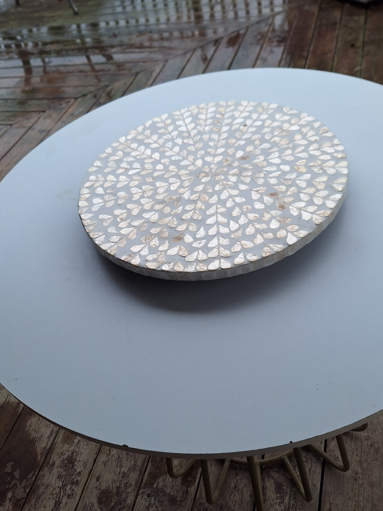 round dining table image indicator(2)