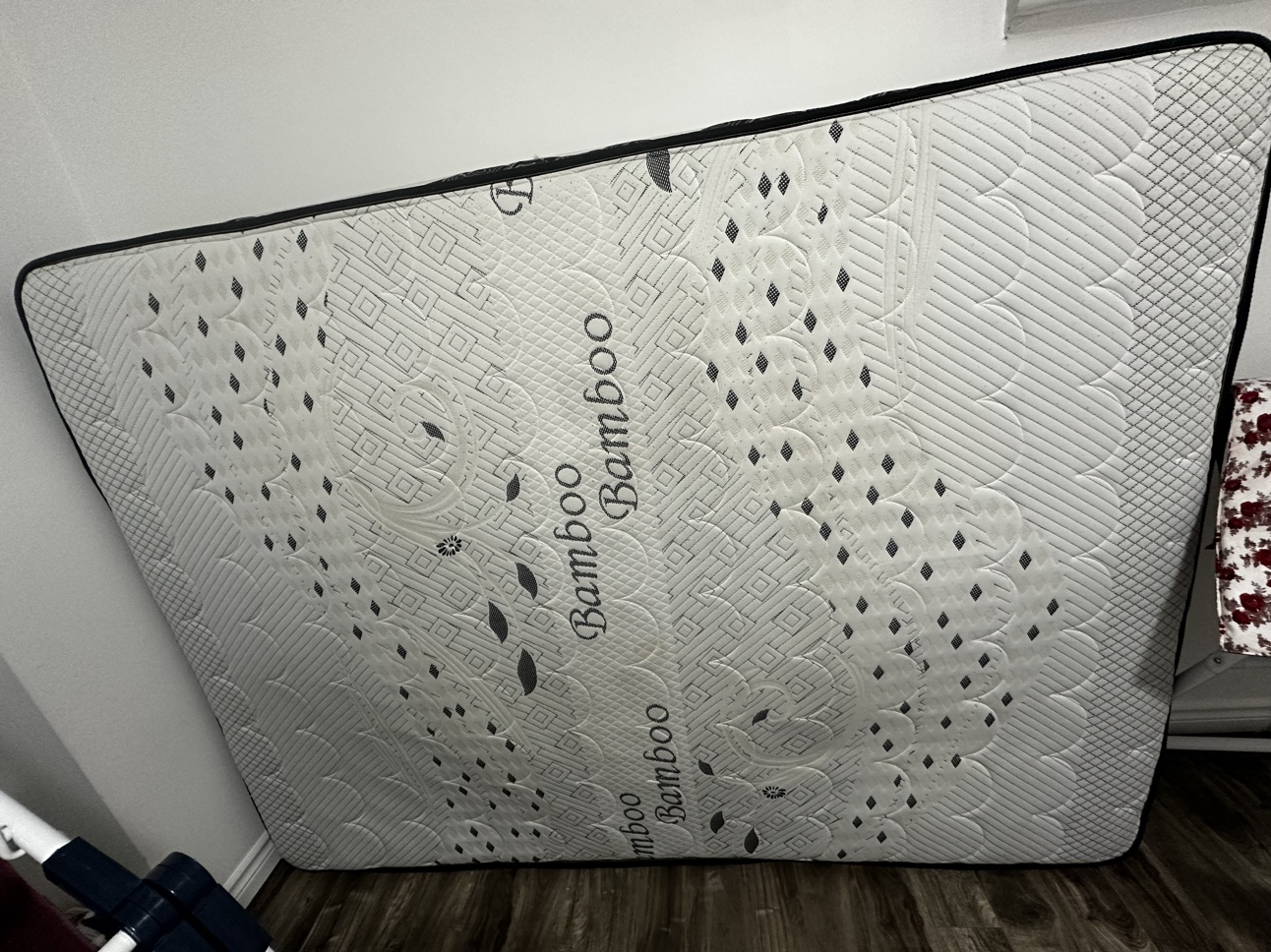 Queen metal frame with mattress - photo 3