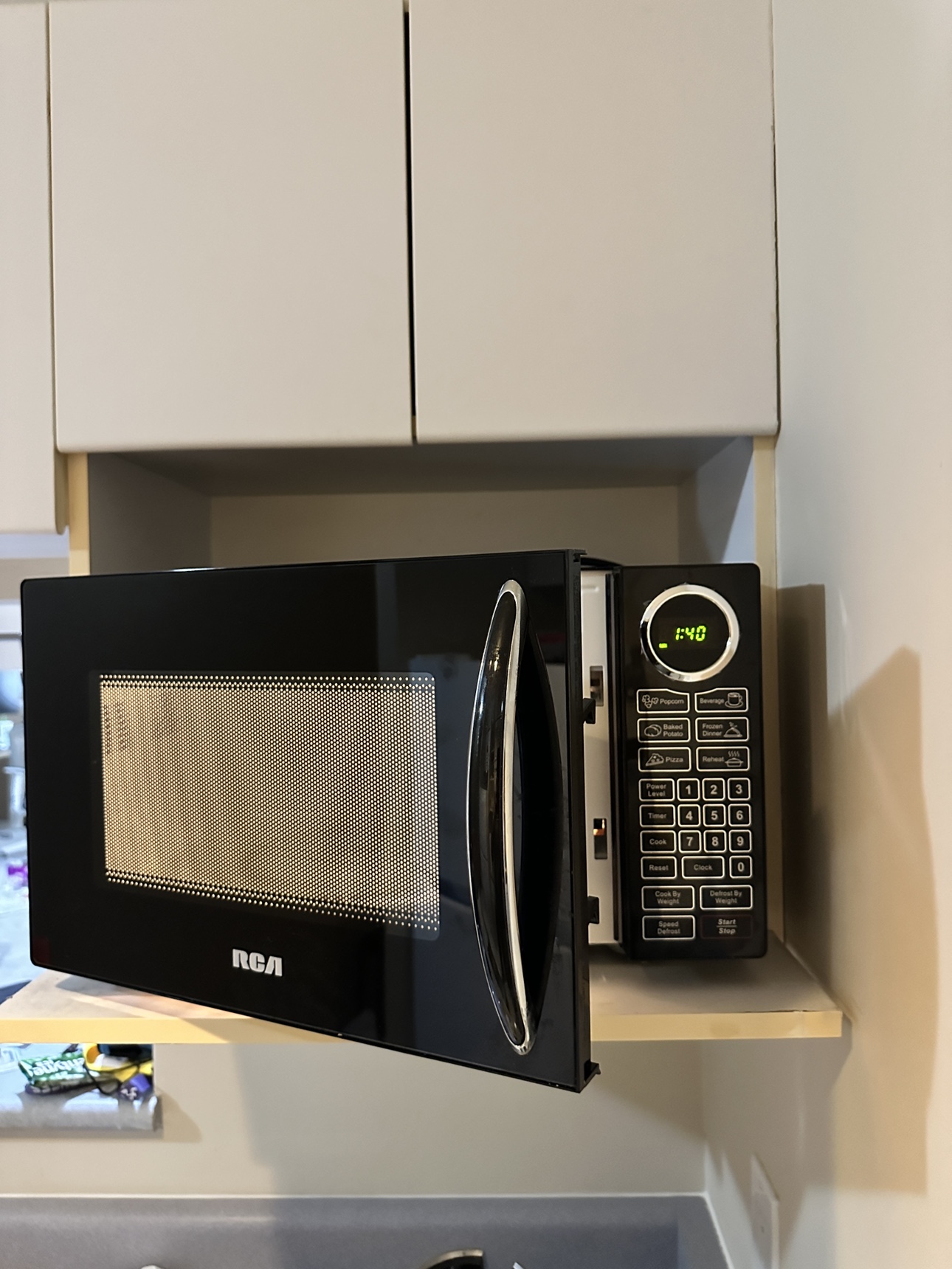 RCA microwave 0.9cu ft - like new - photo 2