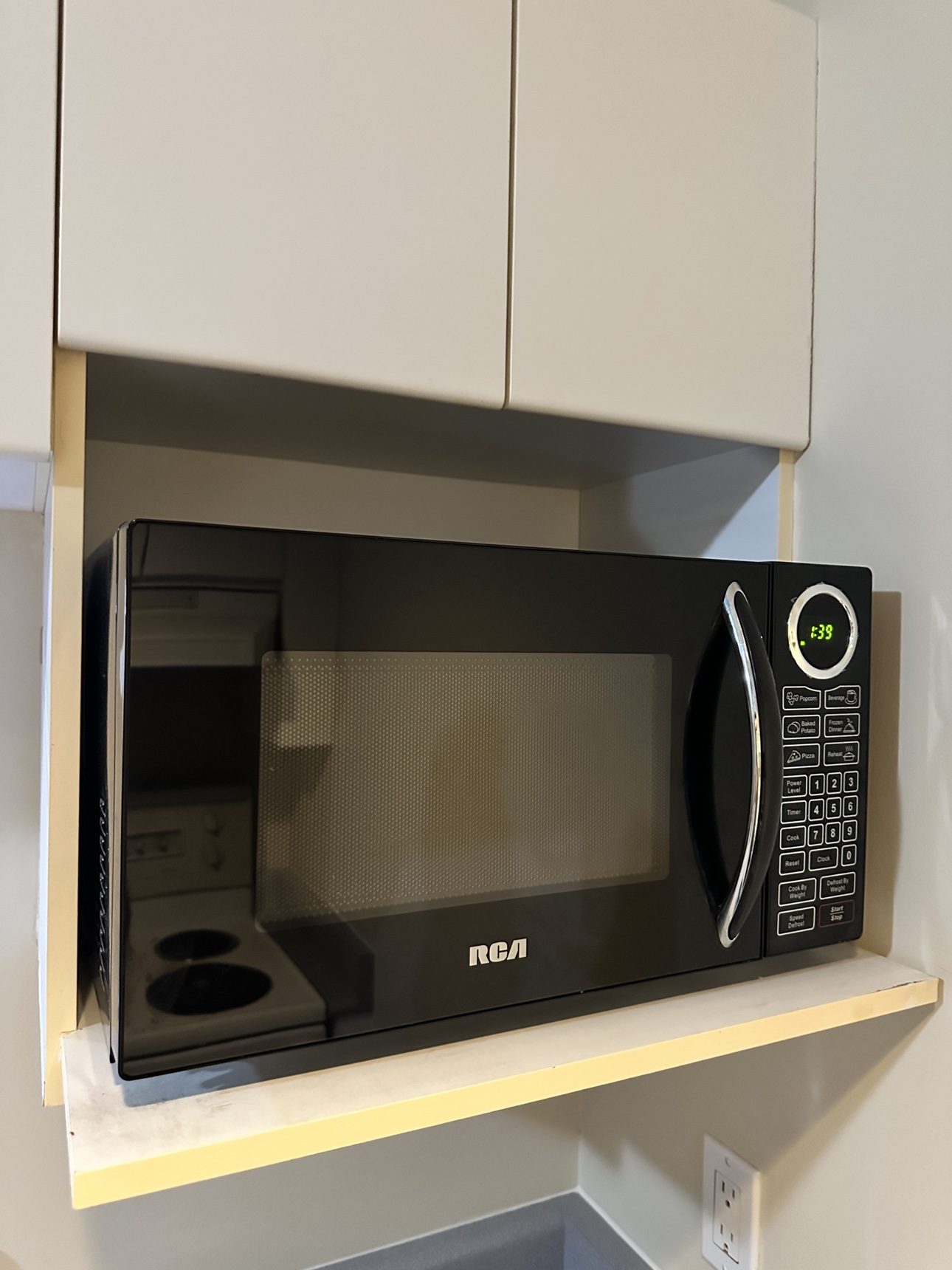 RCA microwave 0.9cu ft - like new