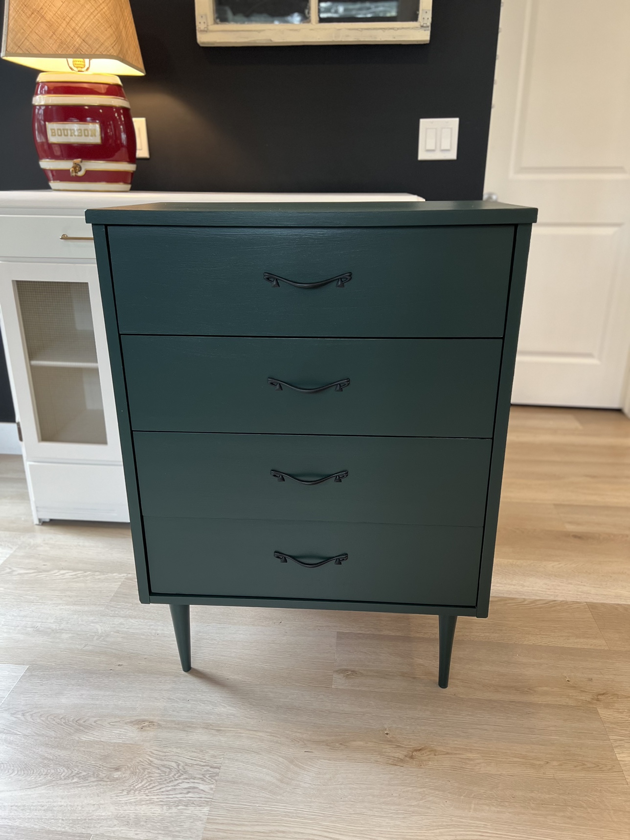 Accent dresser