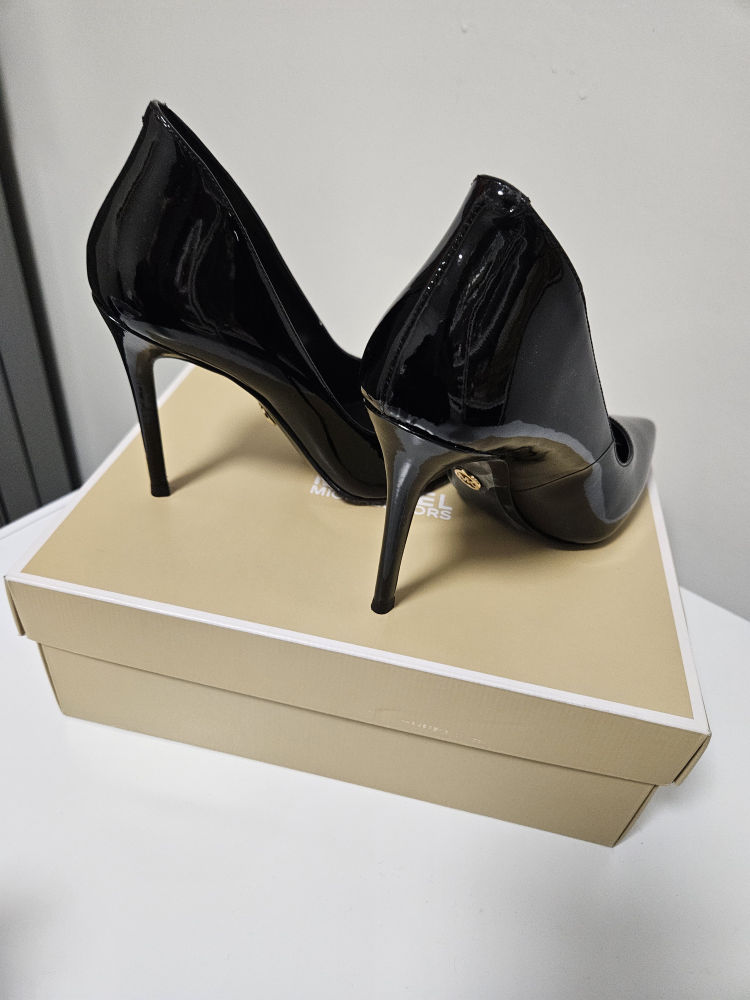 Michael Kors image indicator(2)