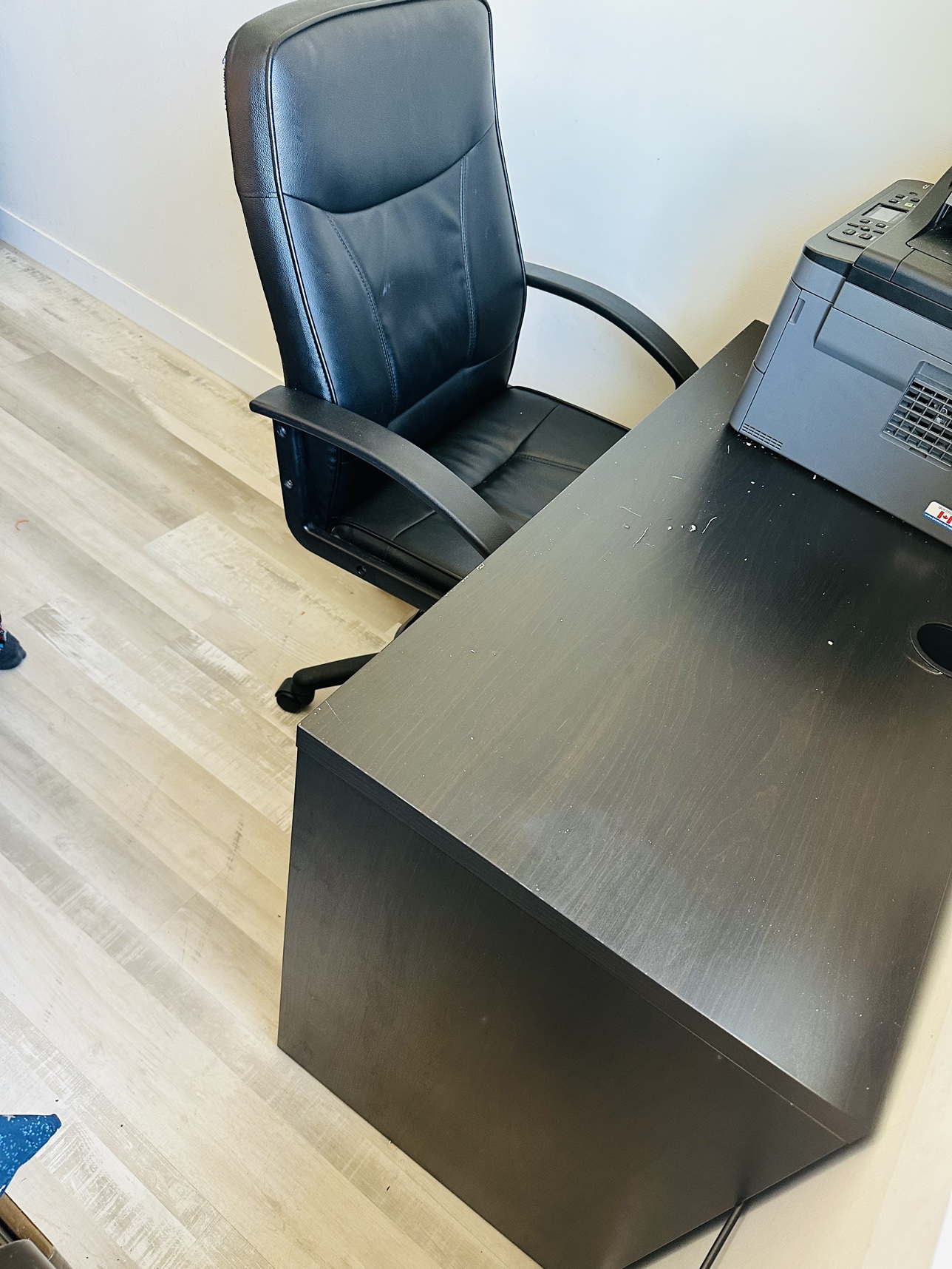Brown desk with chairs - photo 2