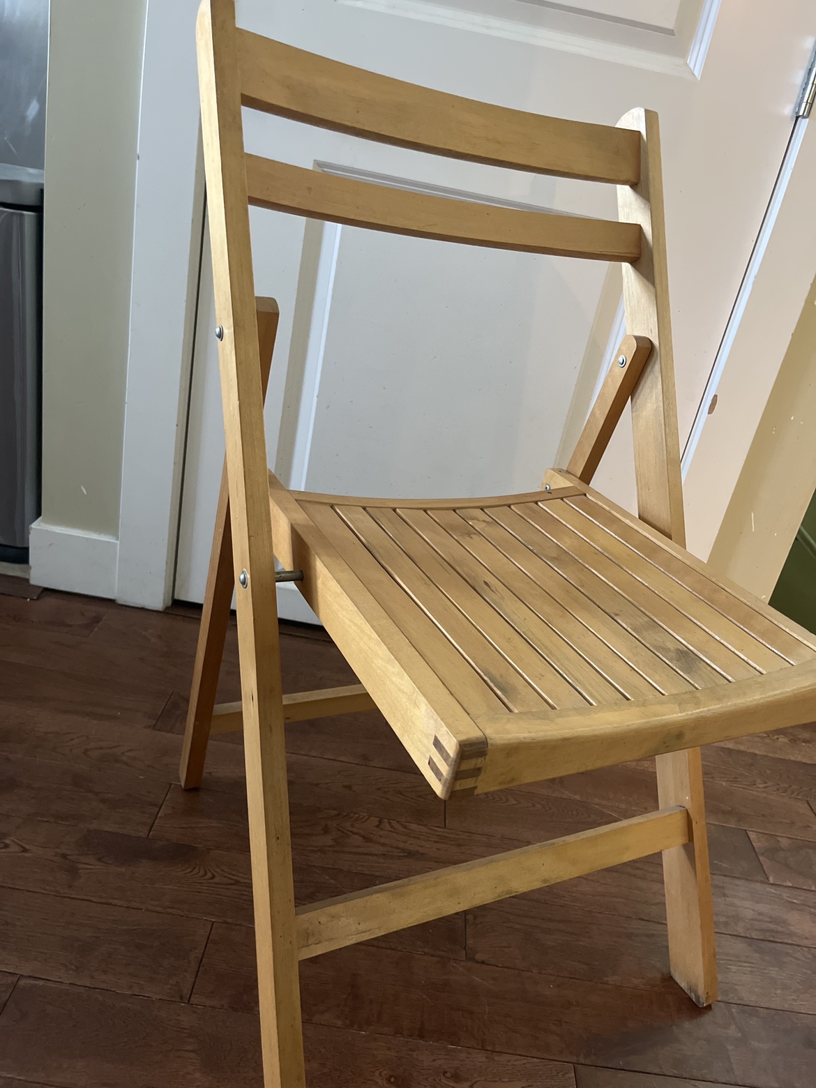 Wooden foldable chair