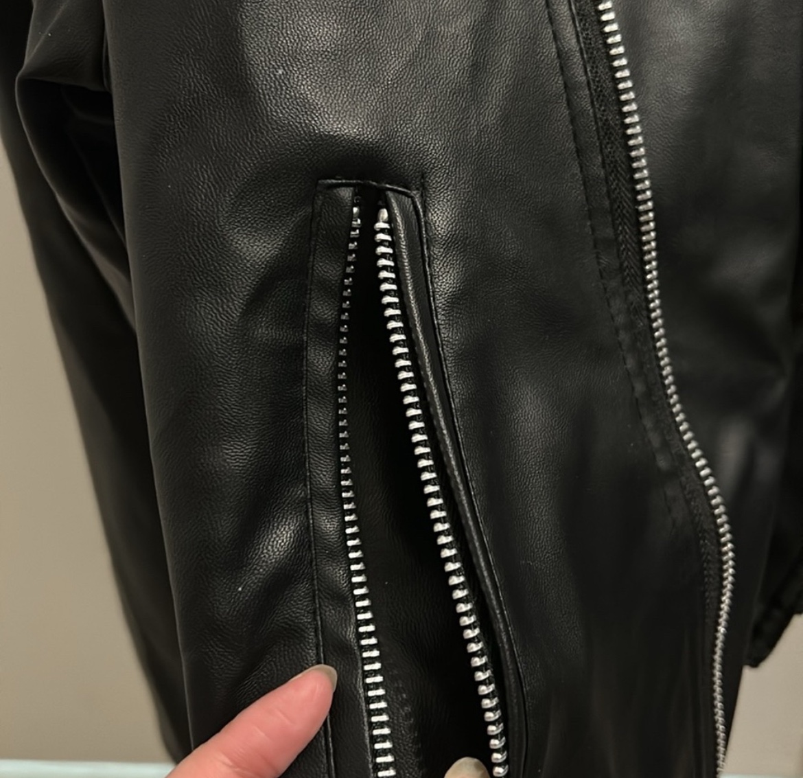Black leather jacket - photo 3