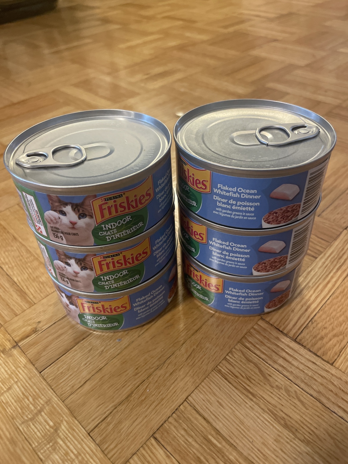 Friskies cat can food + tuna in water