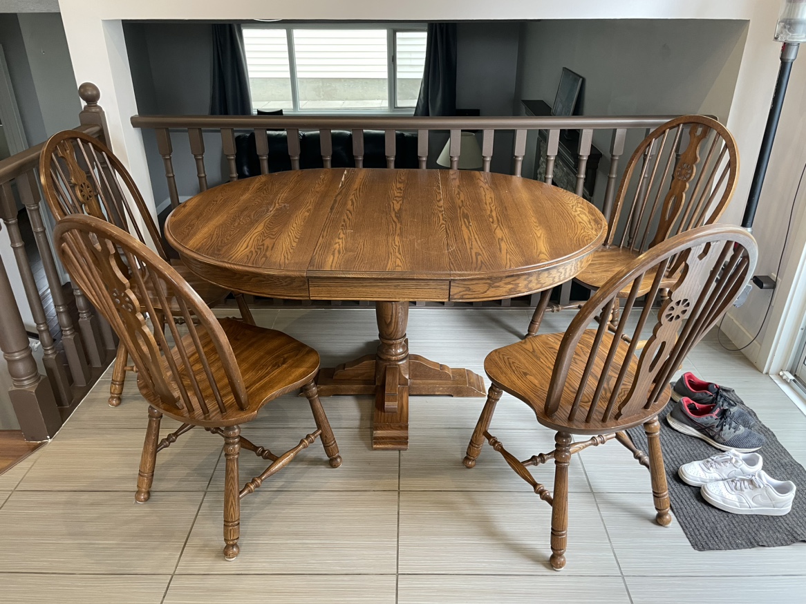 Wood extendable dining table with 4 chairs