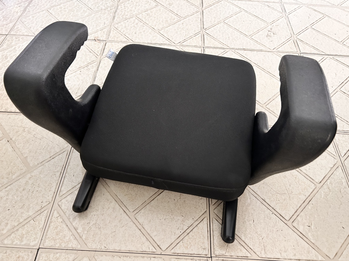 Expired Clek booster seat for young kids image indicator(3)