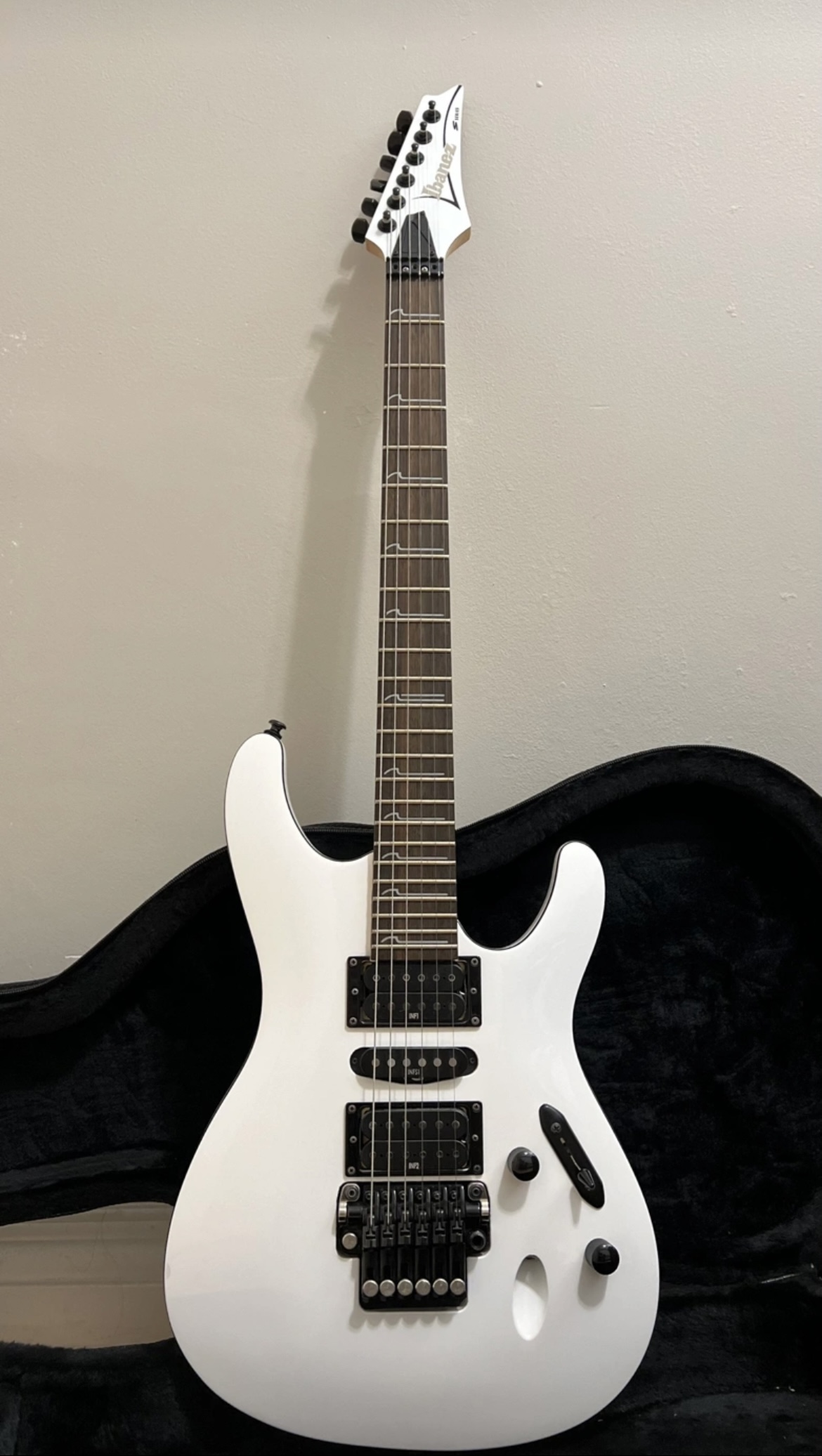 iBanez S570B Electric Guitar(case included) thumbnail
