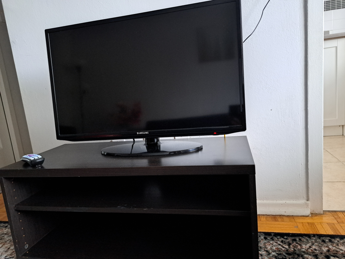 SAMSUNG 32-Inch Smart TV thumbnail