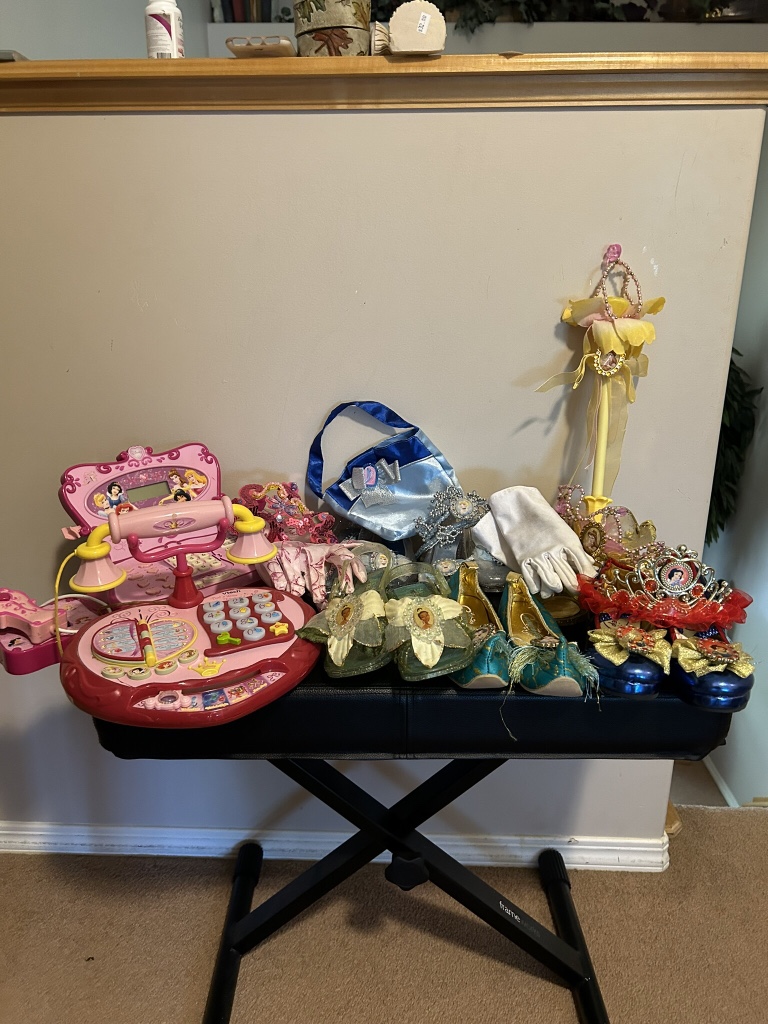 Princess dresses, shoes, crowns, - photo 2