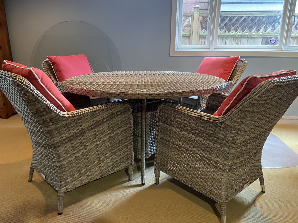 Outdoor table and 4 chairs image indicator(2)