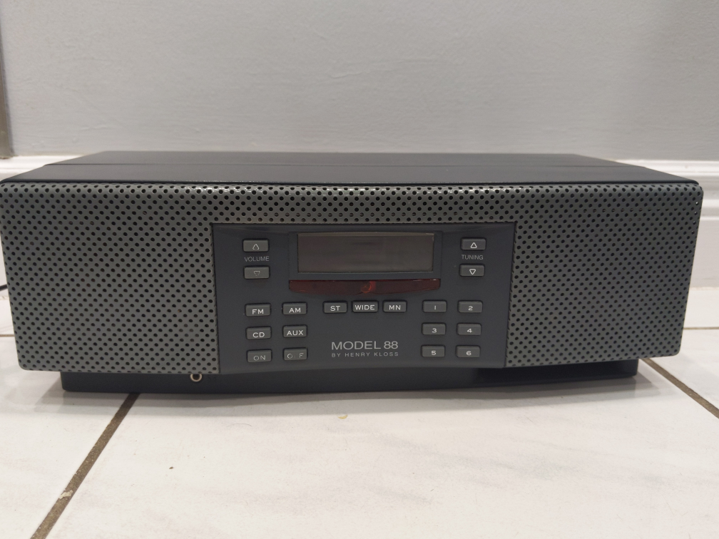 Model 88 table top radio by Henry Kloss in excellent condition