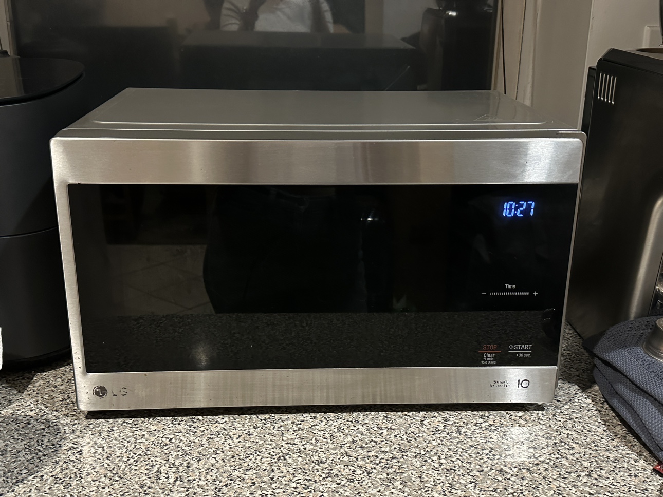 LG Neochef 0.9 Cu. Ft. Compact microwave stainless steel