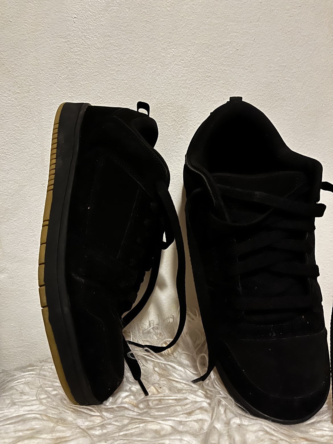Black sneakers image indicator(3)