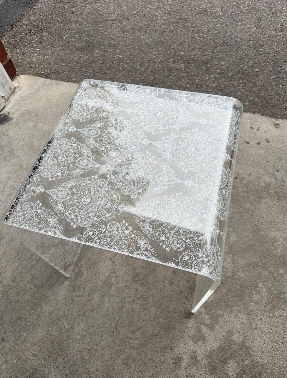 Acrylic Side Table in paisley print - photo 2
