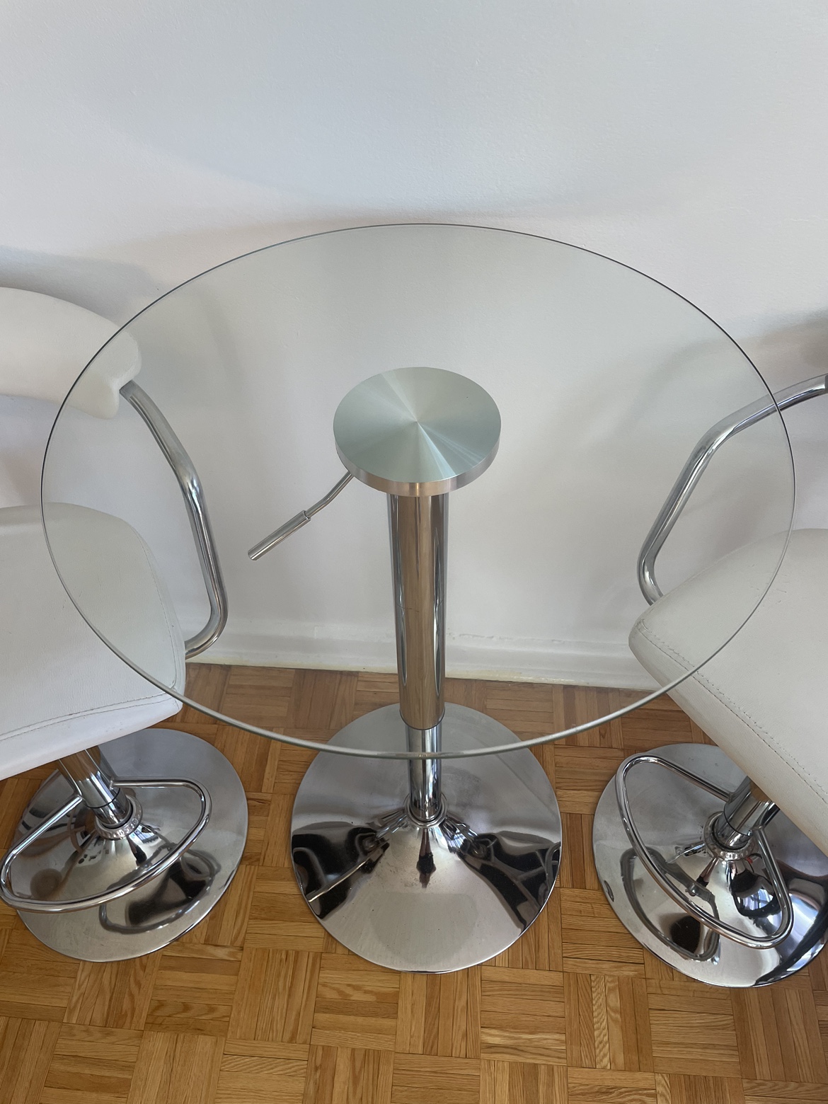 Rounded tabletop and bar stools image indicator(3)