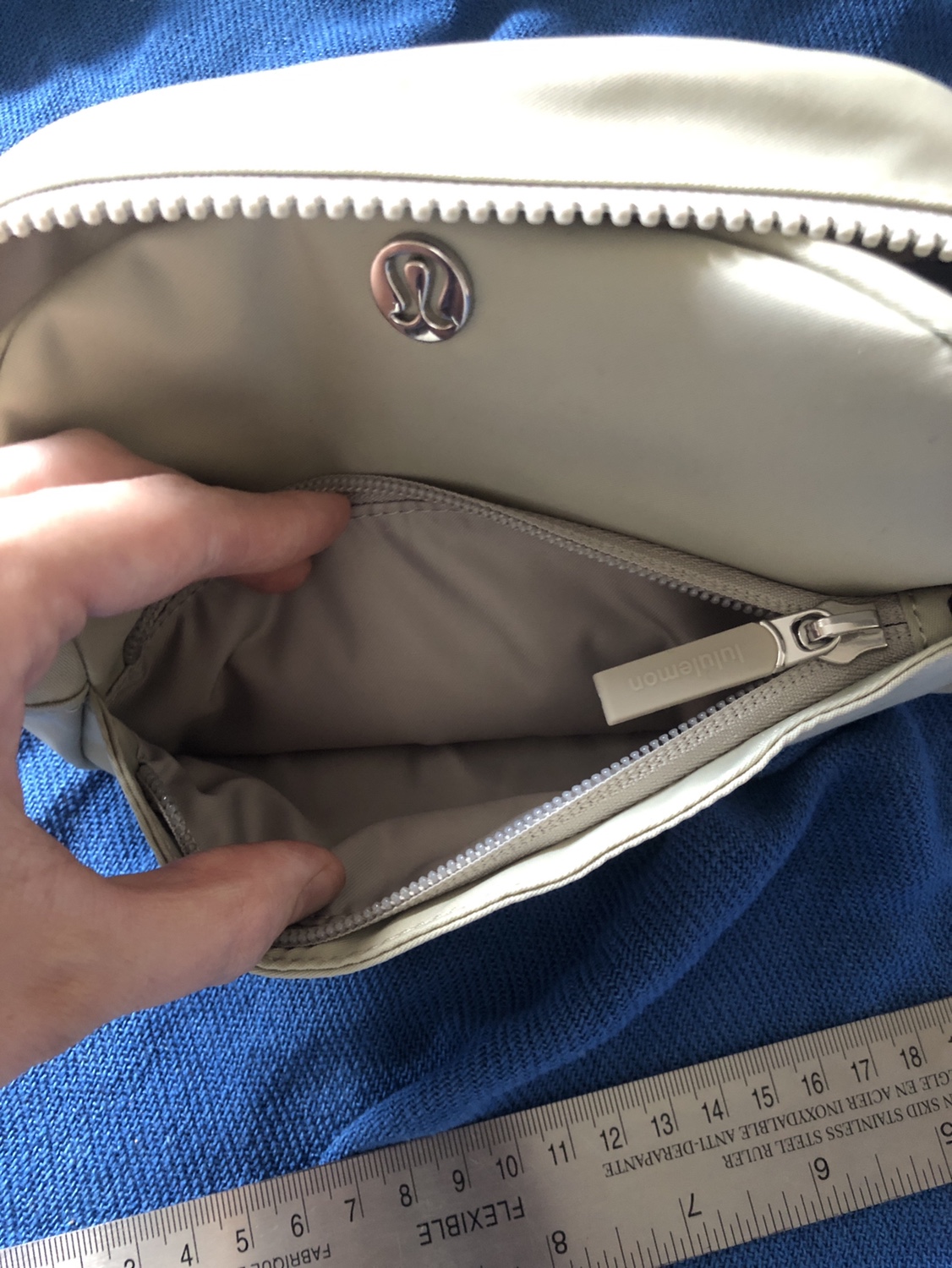 Lululemon x Burt’s Bees toiletries bag - photo 3