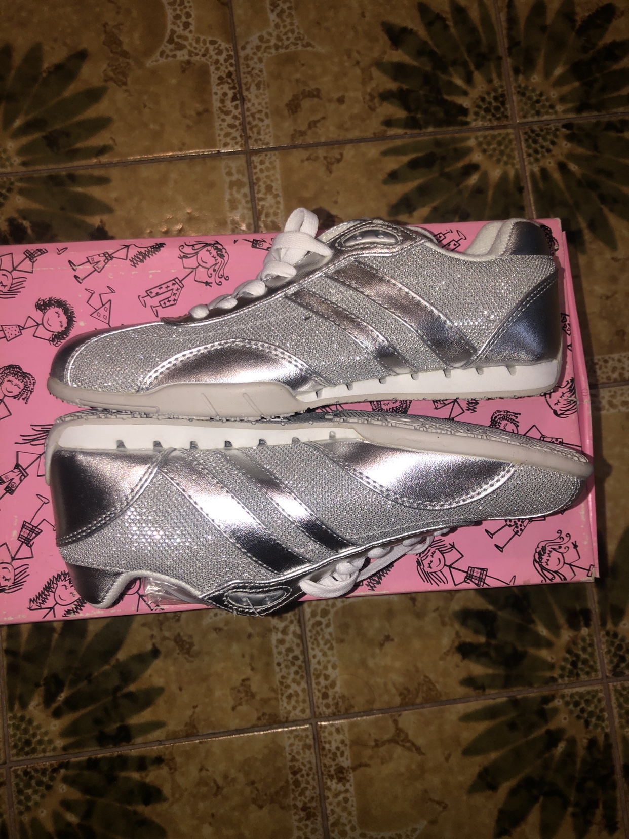 Silver sneakers (dance sneakers) image indicator(2)