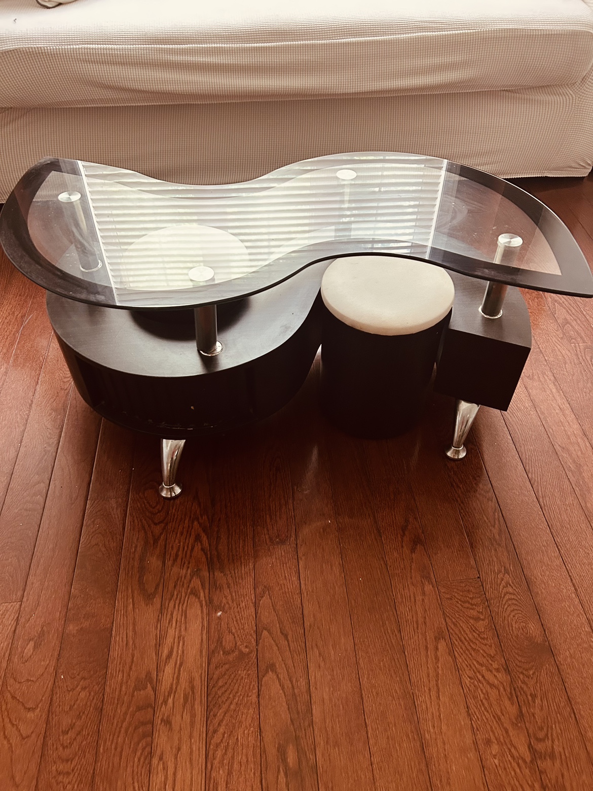 Coffee table with two ottomans