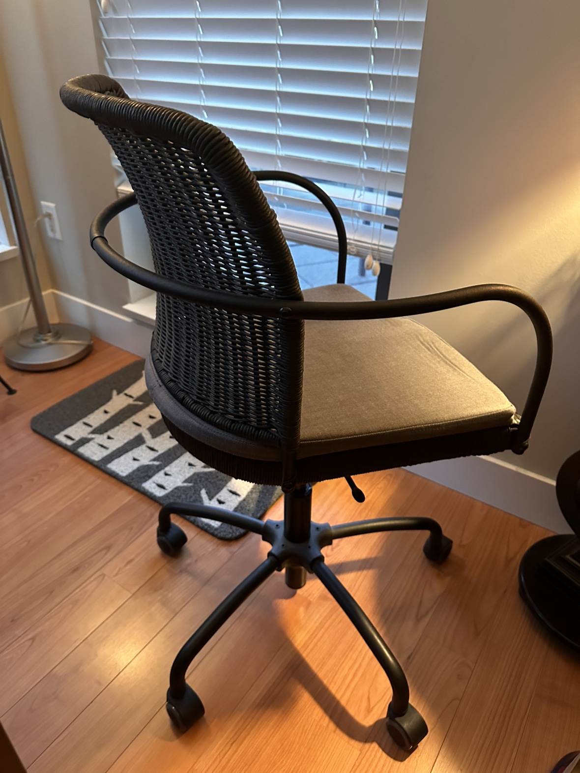 Black Swivel Desk Chair on Wheels - photo 4