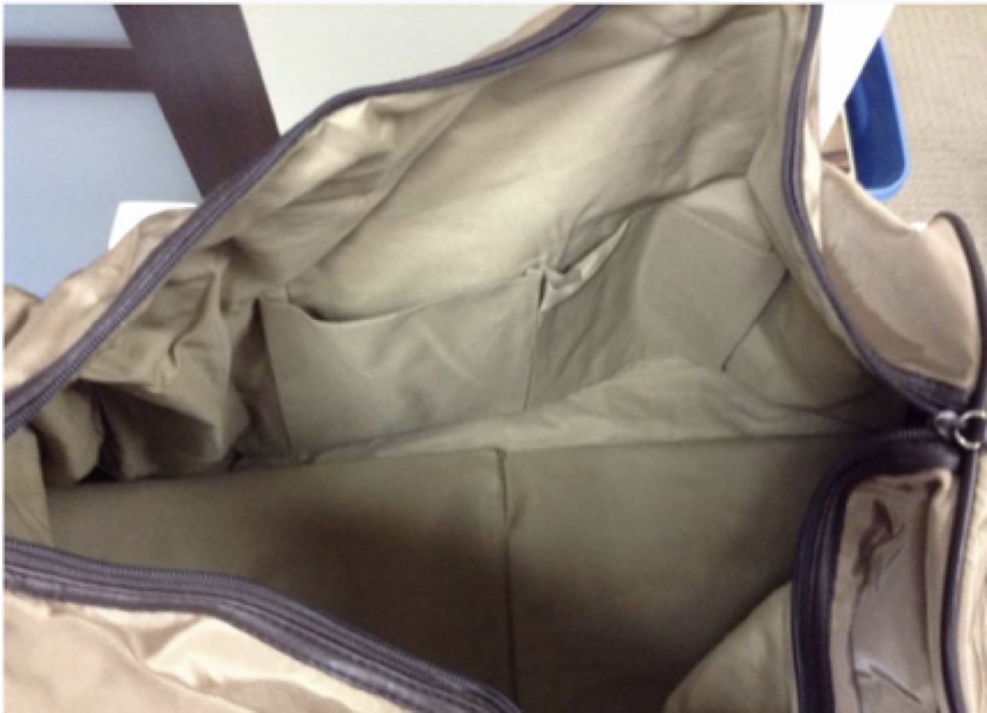 Large Light, water resistant Travel Bag image indicator(3)