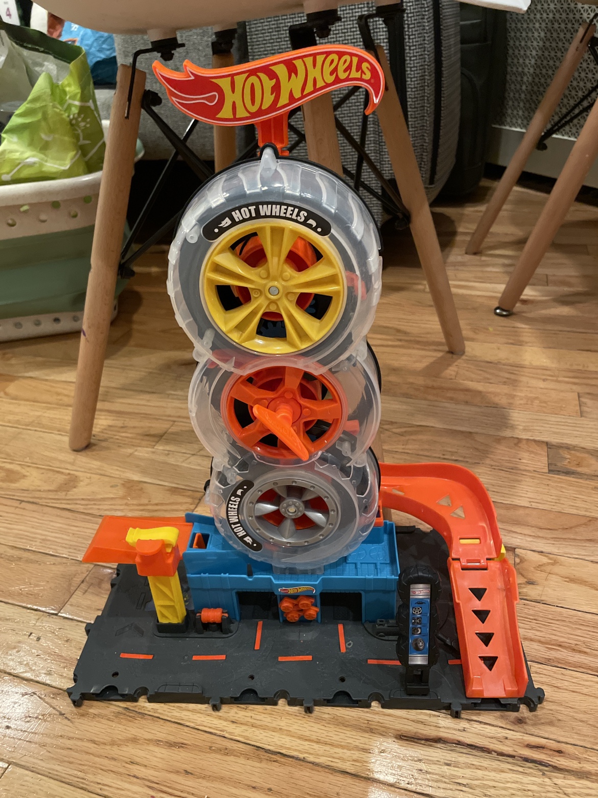 Hot Wheels City Super Twist Tire Shop Playset