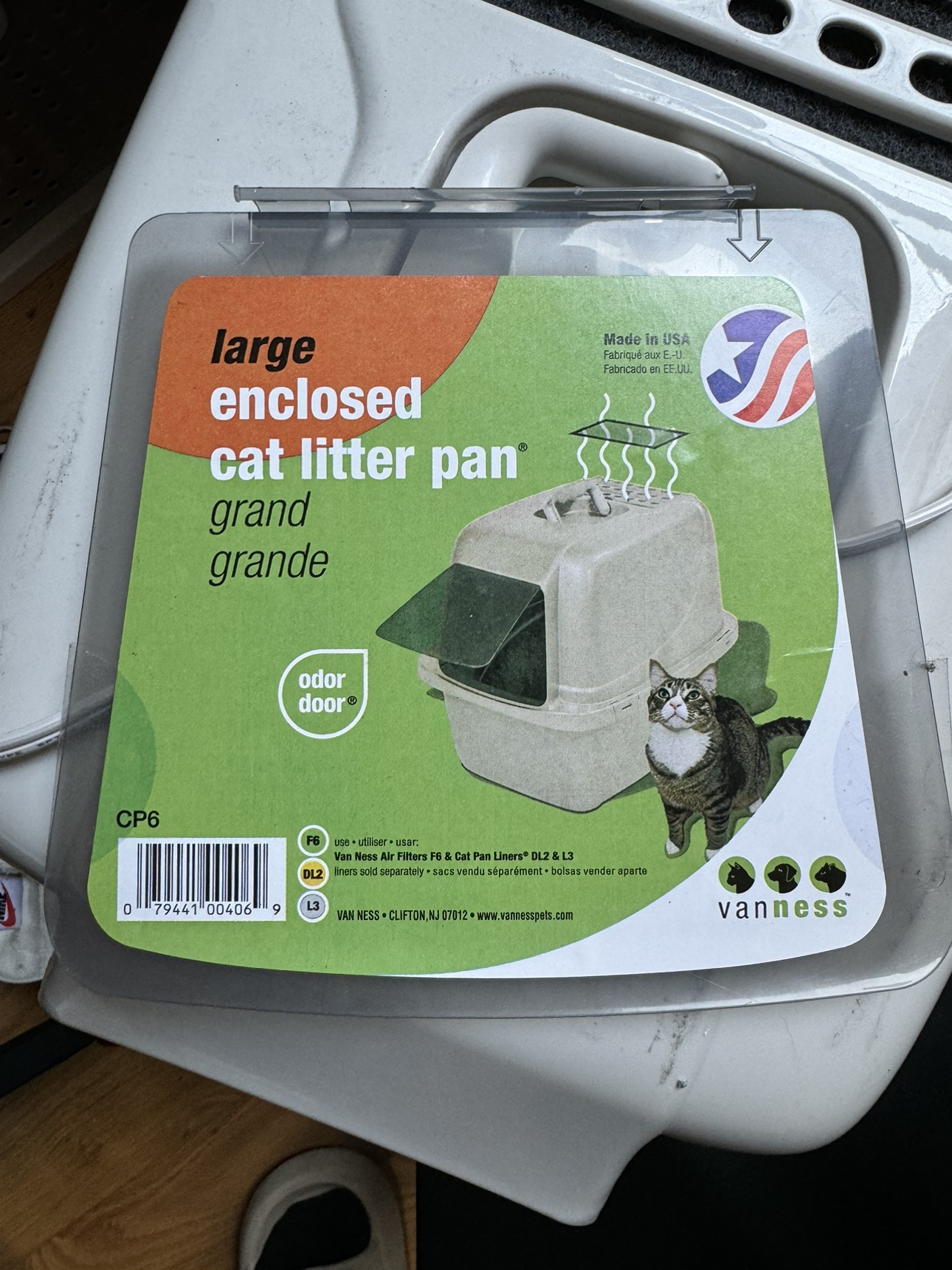 Large enclosed cat litter pan