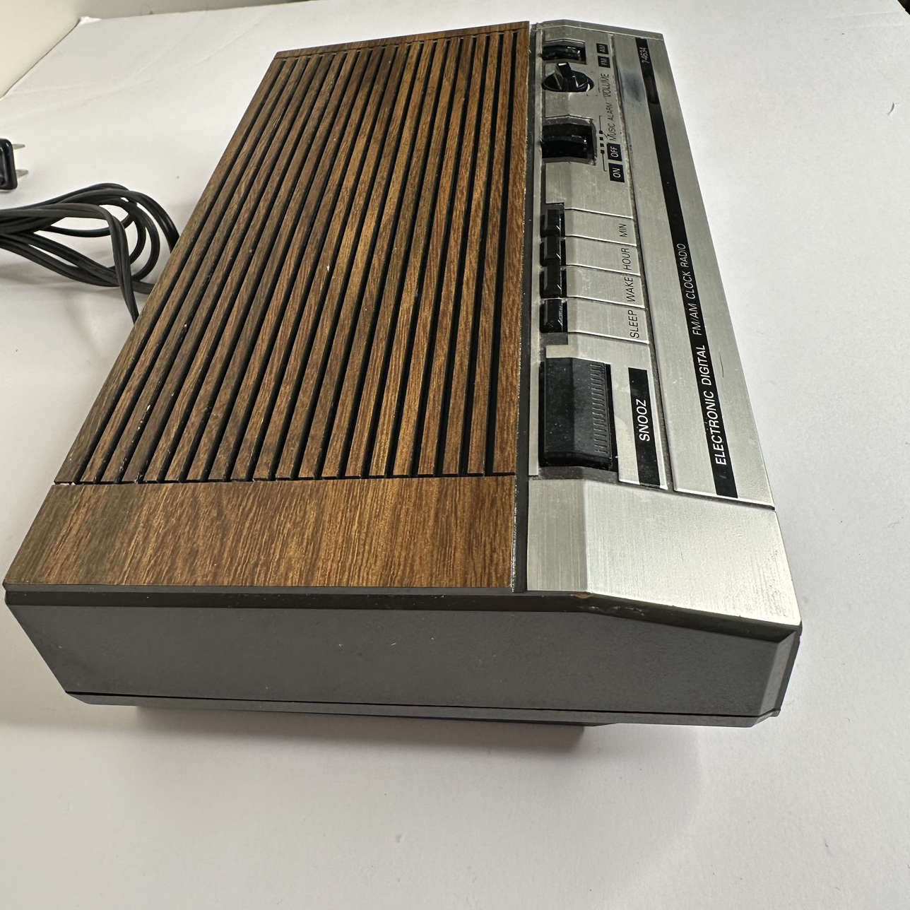 Vintage GE Digital LED AM/FM Clock Radio - photo 5