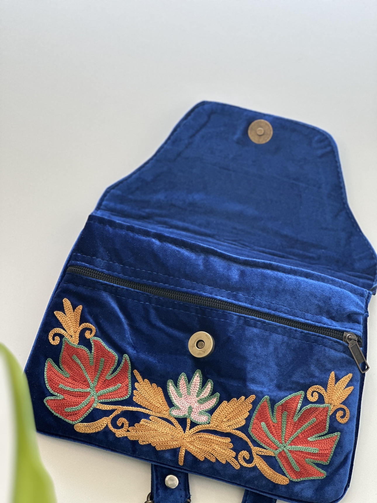 Handcrafted Kashmiri embroidered sling bag - photo 4