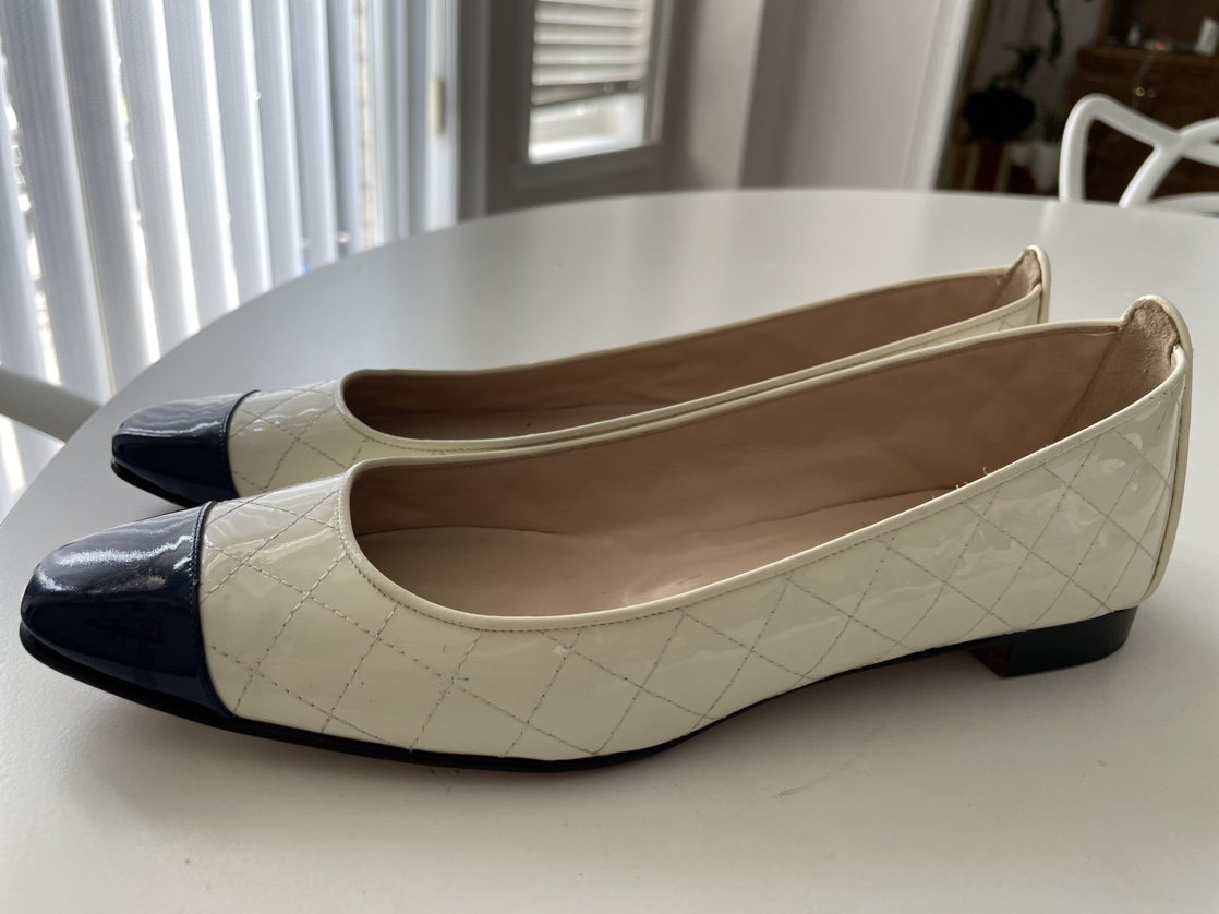 $40 Manolo Blahnik Size 37 White Navy quilted shoes