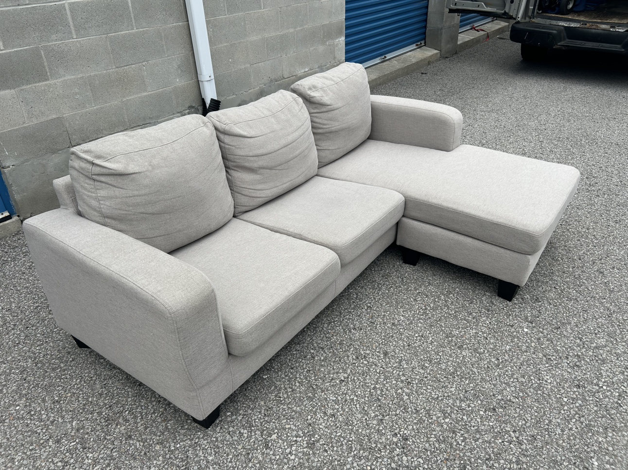 FREE DELIVERY• GREY SECTIONAL COUCH / SOFA w/ REVERSIBLE CHAISE - photo 3
