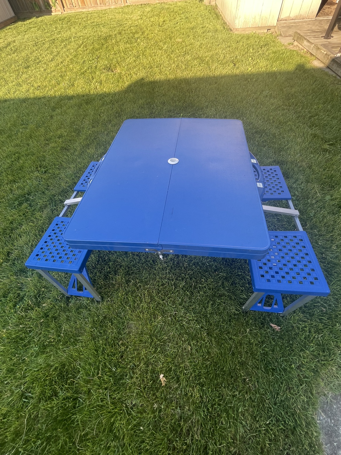 Folding picnic table