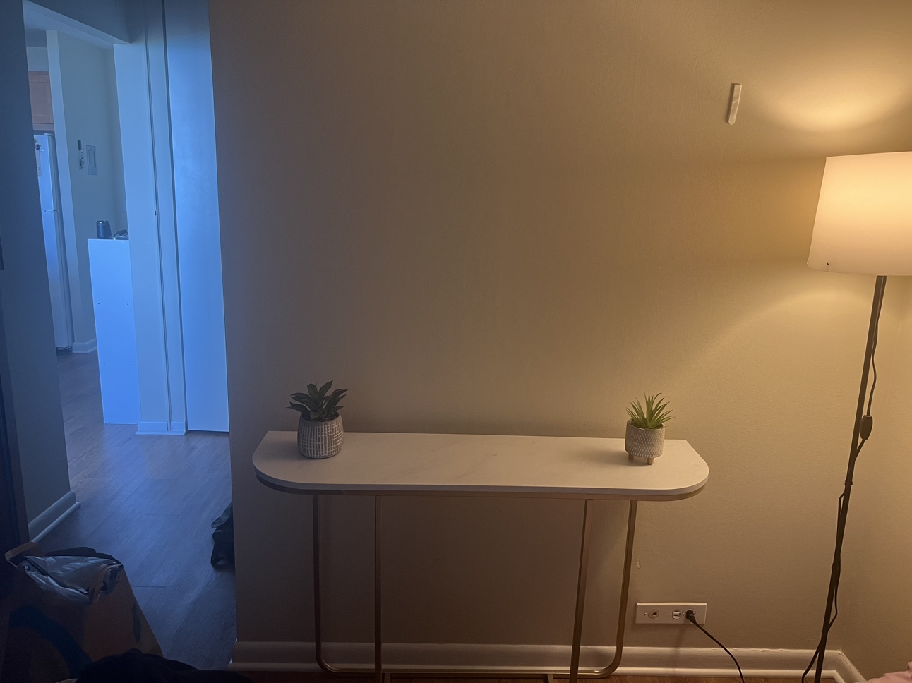 Entry way table - photo 2