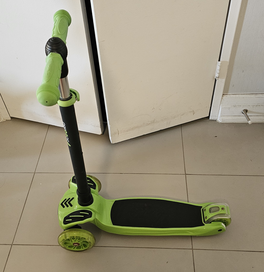 Hurtle 3 wheeled scooter for Kids thumbnail